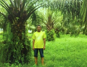 En Mohd Nasir di kebun sawit beliau